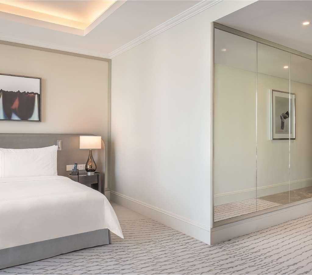 แอดเดรส ฟาวเท่น วิว Hotel ดูไบ ห้อง รูปภาพ A bedroom at the hotel
