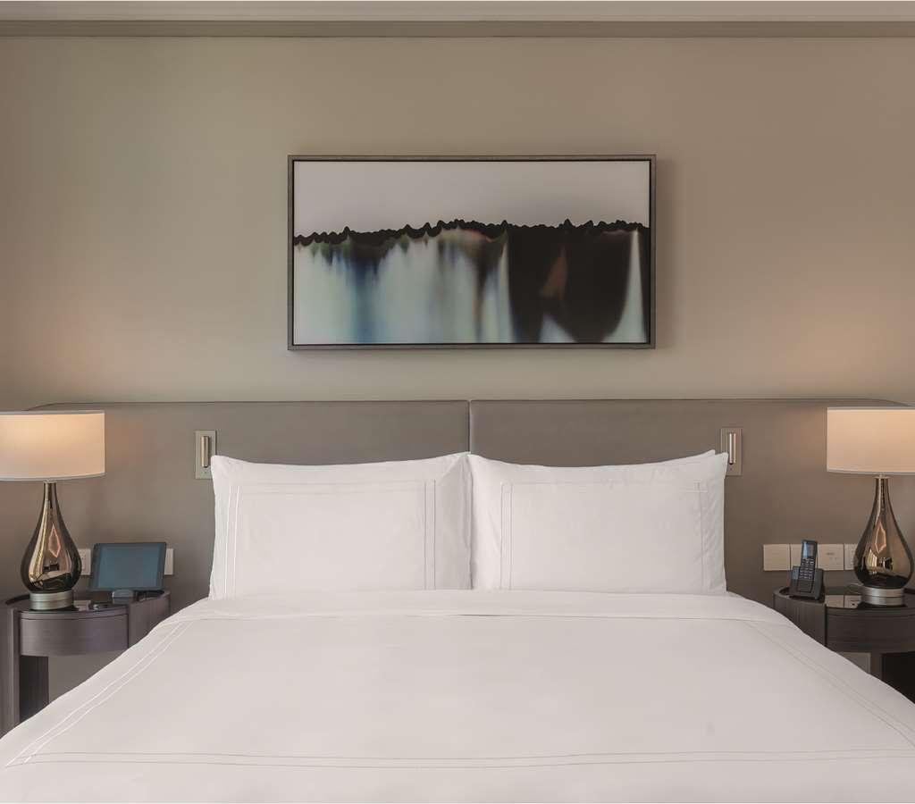 แอดเดรส ฟาวเท่น วิว Hotel ดูไบ ห้อง รูปภาพ A guest room at the hotel